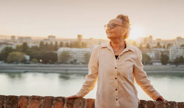 Πορτραίτο Μιας Ευτυχισμένης Γοητευτικής Ώριμης Ηλικιωμένης Γυναίκας Ετών Στο Ηλιοβασίλεμα — Φωτογραφία Αρχείου