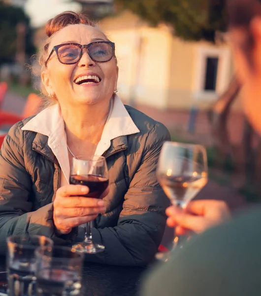 Gözlüklü Mutlu Olgun Bir Kadın Bir Kafede Oturmuş Kız Arkadaşıyla — Stok fotoğraf