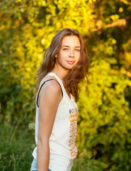 Portrait d'une belle jeune femme caucasienne en plein air — Photo