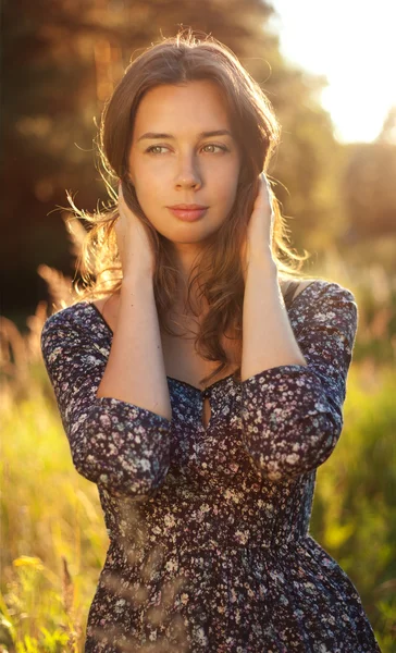 Jonge vrouw buitenshuis portret. zachte zonnige kleuren. — Stockfoto