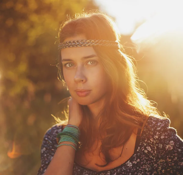 Schöne Hippie-Mädchen im Park. — Stockfoto