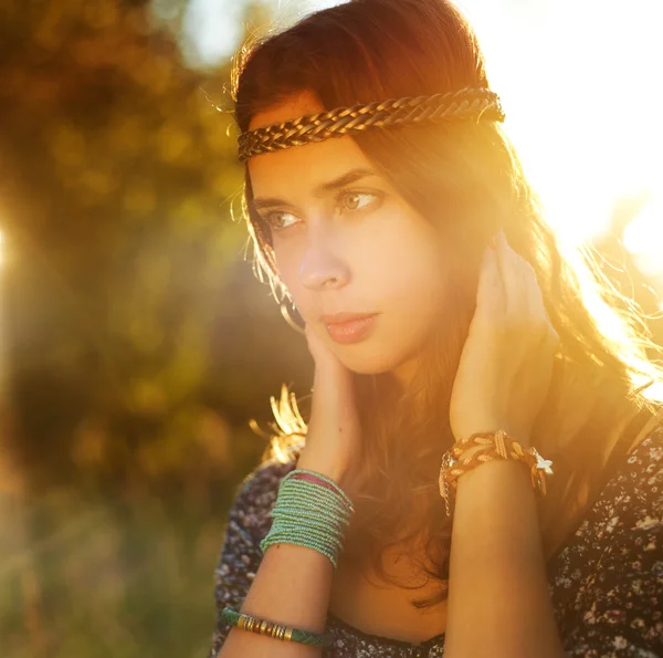 Mooie hippie meisje in het park. — Stockfoto