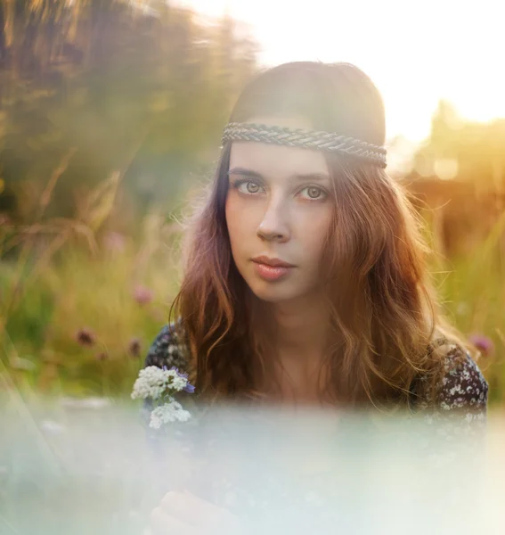 Mooie hippie meisje in het park. — Stockfoto