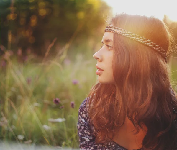 Dziewczyna pięknie hippie w parku. — Zdjęcie stockowe