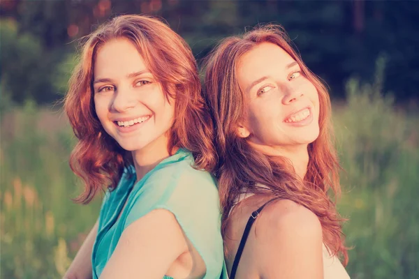 Portrait of two beautiful young women friends — Stock Photo, Image