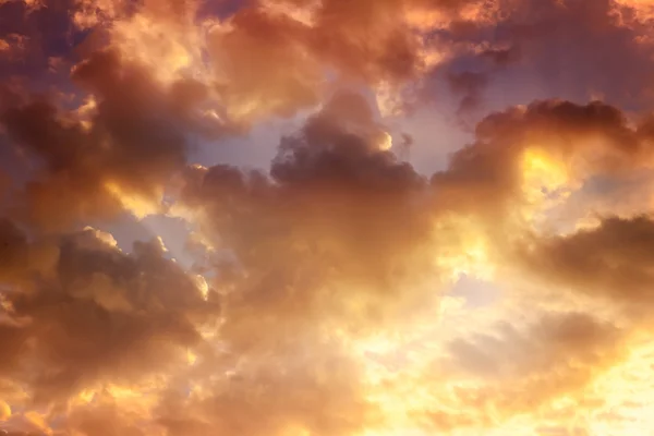 Cielo naranja, nubes y sol detrás de las nubes, sol, amanecer y s — Foto de Stock