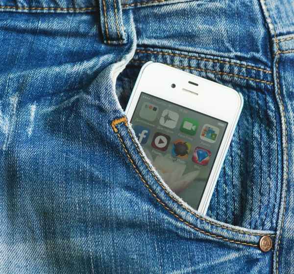 IPhone en blue jeans bolsillo, editorial foto — Stockfoto