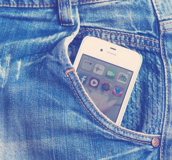 IPhone en blue jeans bolsillo, editorial foto — Stockfoto