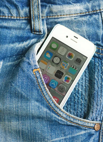 IPhone en blue jeans bolsillo, editorial foto — Stockfoto