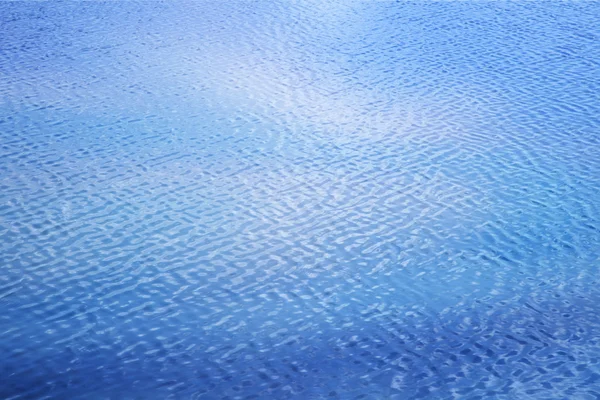 Blauwe uitgestrektheid van water in soft focus Sea... achtergrond en textuur — Stockfoto