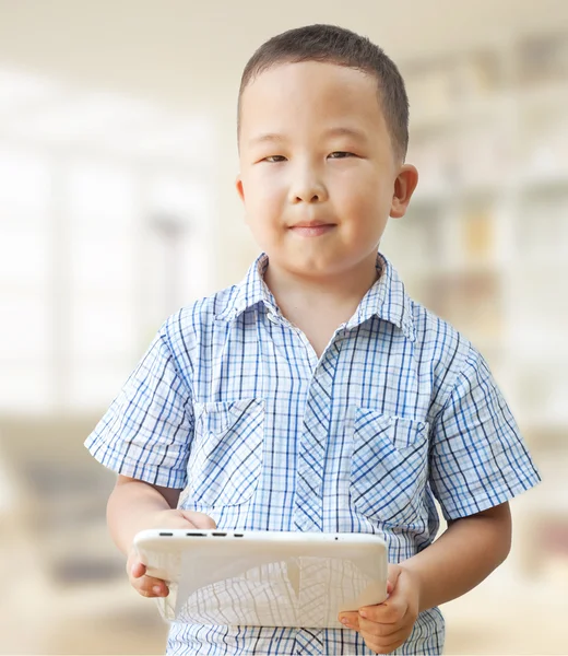 Asiático chico 6 años con tableta ordenador —  Fotos de Stock