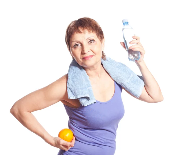 Donna attraente 50 anni con un'arancia e una bottiglia d'acqua — Foto Stock