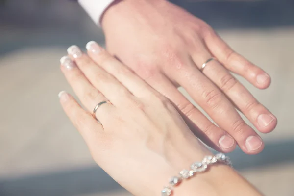 Hands of the bride and groom with wedding rings — Stock Photo, Image