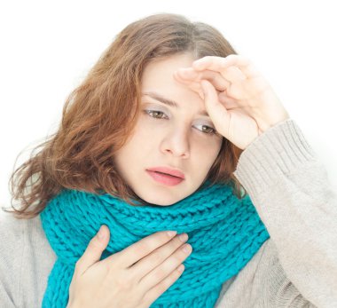 Mavi eşarp genç kadın hasta soğuktur