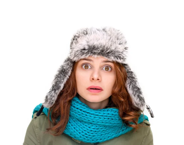 Emotionele jonge vrouw in winterkleren, geïsoleerd op witte backg — Stockfoto