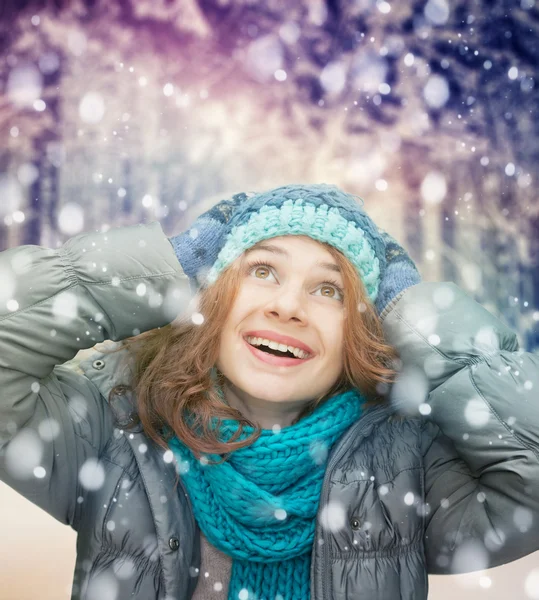 美丽的冬天女人与雪 — 图库照片