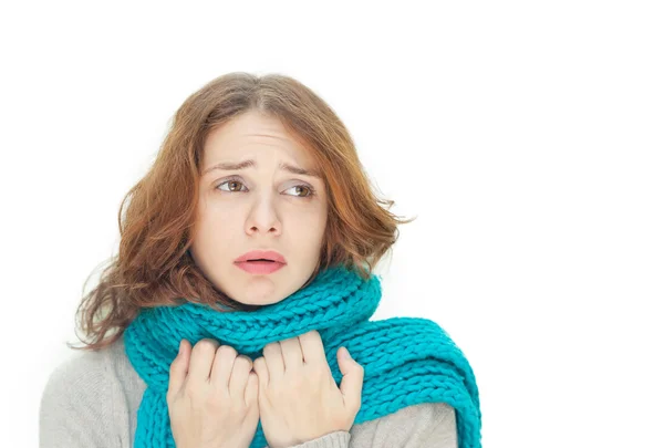 Молодая женщина в синем шарфе ужасно холодная — стоковое фото
