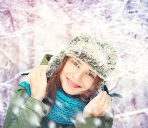 Vackra vinter kvinna med snö — Stockfoto