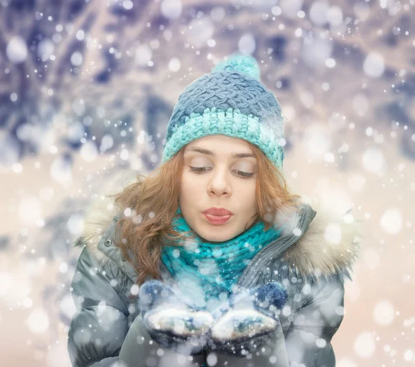 Fille de Noël.Femme d'hiver soufflant la neige — Photo