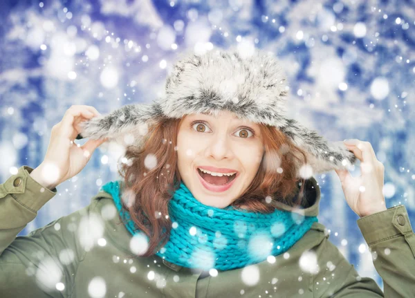 美丽的冬天女人与雪 — 图库照片