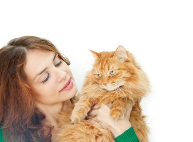 güzel genç kadın ile bir kırmızı tüylü kedi