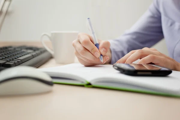 Not defterine not alan kadın ellerinin yakın çekimi. 