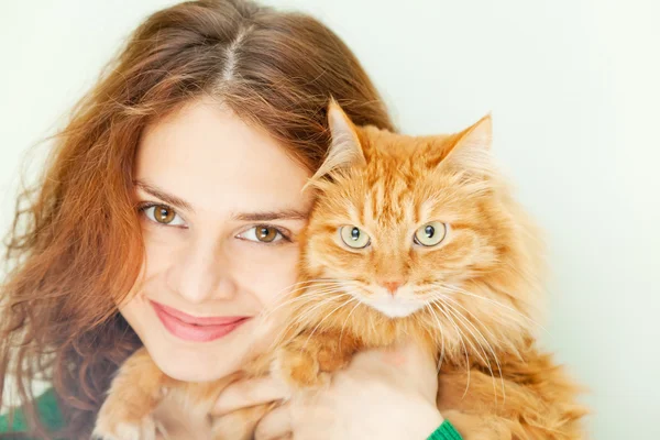 güzel genç kadın ile bir kırmızı tüylü kedi