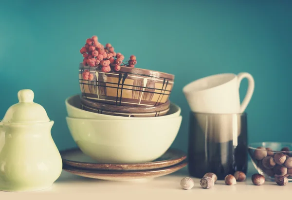 Utensílios em uma prateleira na cozinha, com uma tonificação retro — Fotografia de Stock