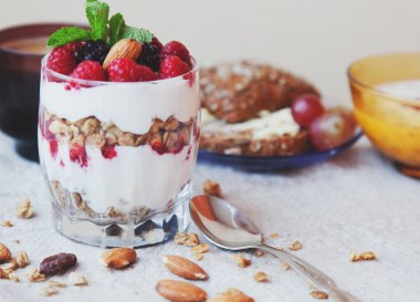 Granola krem ve taze meyveleri ve kahve, tipik 