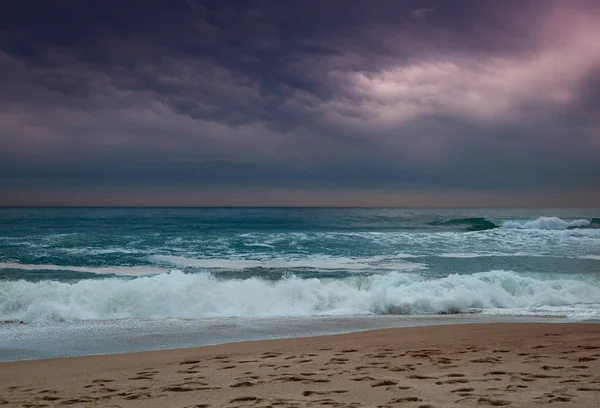 Bellissimo paesaggio marino in colori freddi con un cielo al tramonto — Foto Stock