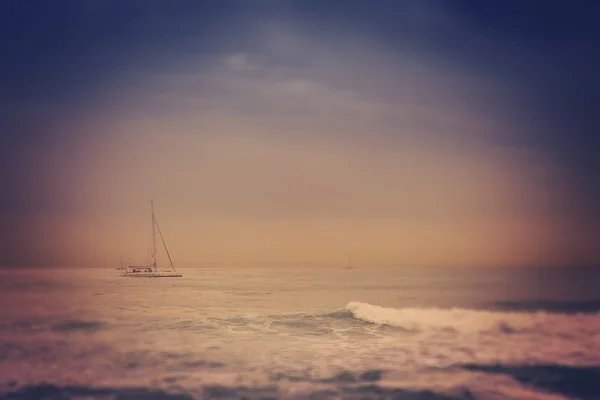 Image rétro floue de petit yacht dans la mer, avec basculement e — Photo