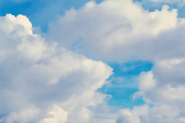 Cielo azul con nubes — Foto de Stock