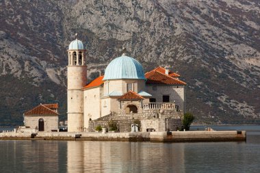 Perast Bok kıyı üzerinde kilisede ve Rock Island Our Lady