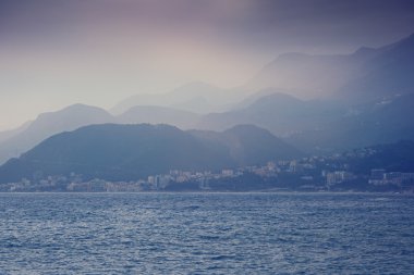 güzel deniz manzarası, dağlar siste