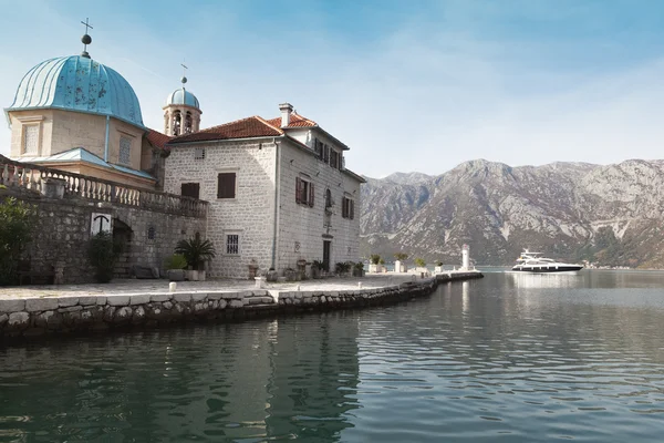 Nostra Signora della Roccia e Chiesa in Perast sulla riva di Bok — Foto Stock