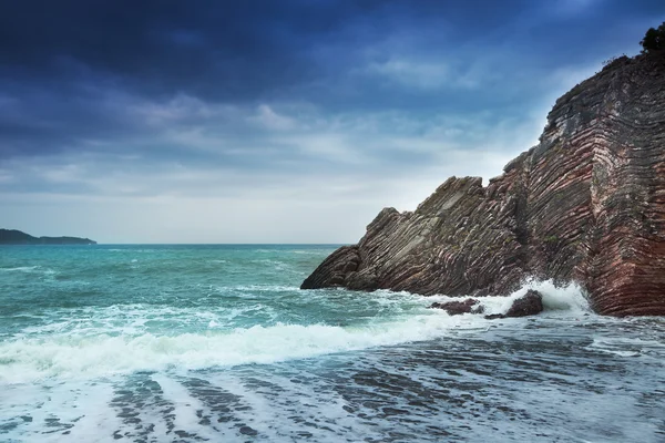 Güzel deniz manzarası, deniz kıyısında kayalar — Stok fotoğraf