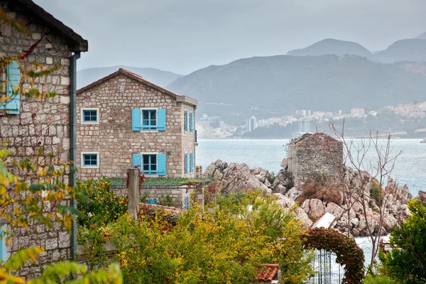 Ciudad en Montenegro, cerca del mar —  Fotos de Stock