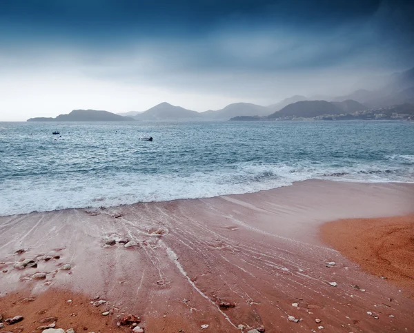 Bela paisagem marinha, praia de areia e montanhas — Fotografia de Stock
