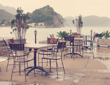 Deniz kıyısında boş sokak Cafe