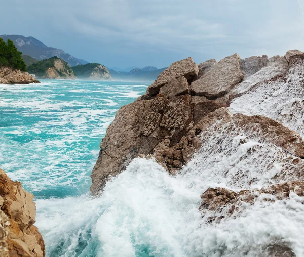 Bela paisagem marinha, rochas na costa do mar — Fotografia de Stock