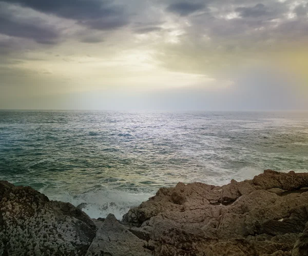 Prachtig zeegezicht, rotsen aan de zee oever — Stockfoto