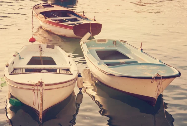 Barcos pequenos retro em uma amarração — Fotografia de Stock