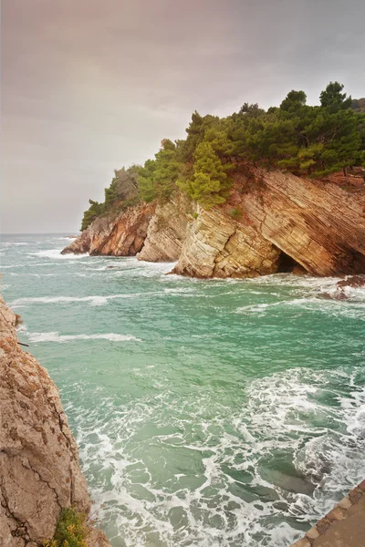 美しい海の景色、海の海岸の岩 — ストック写真