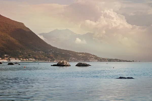 Beau paysage marin, rochers au bord de la mer — Photo