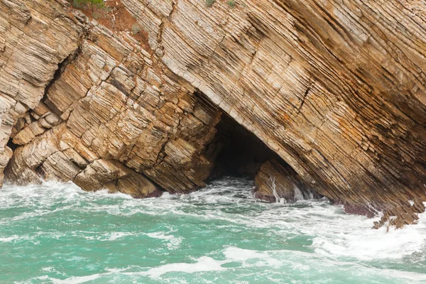 Hermoso paisaje marino, rocas en la orilla del mar — Foto de Stock