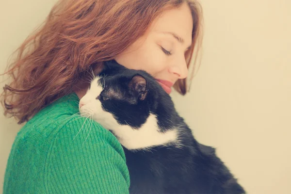 단색 검정과 흰색 고양이와 아름 다운 젊은 여자 — 스톡 사진