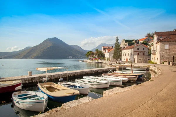 Barche e yacht nel porto, bellissimo paesaggio estivo — Foto Stock