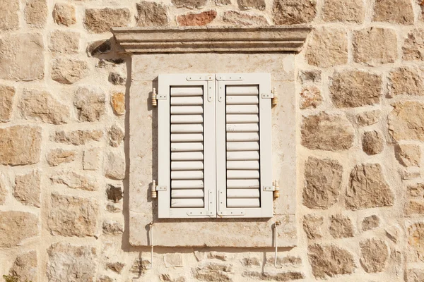 Fenêtre rétro avec volets en bois et murs en pierre — Photo