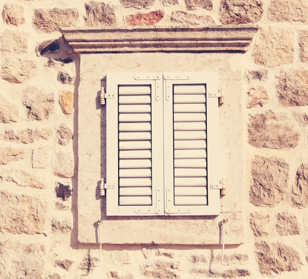 Retro-Fenster mit Holzläden und Steinwänden — Stockfoto