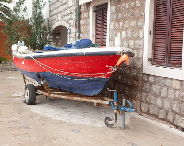 Alte rote Boot geparkt in der Nähe des Hauses — Stockfoto
